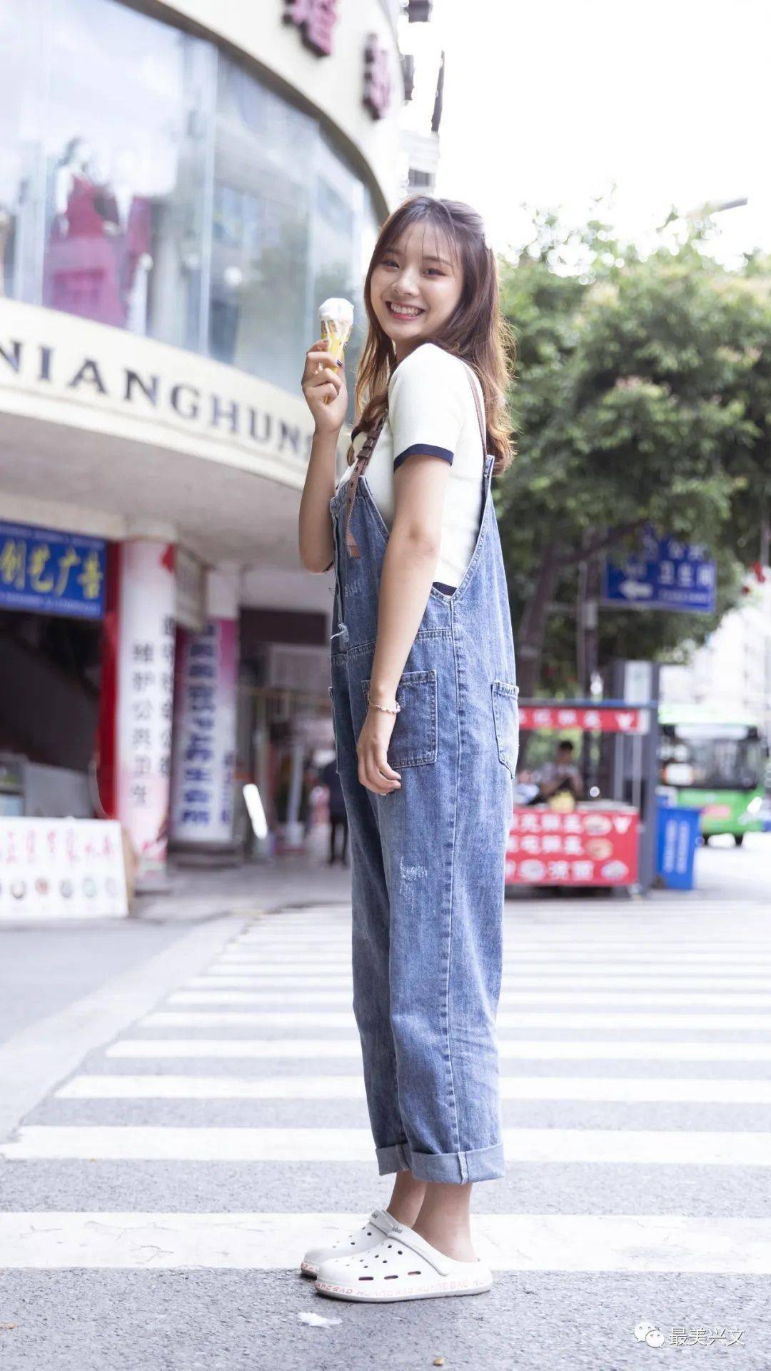 兴文帅哥美女出街!温柔窈窕颜值爆表,引得路人频频回头