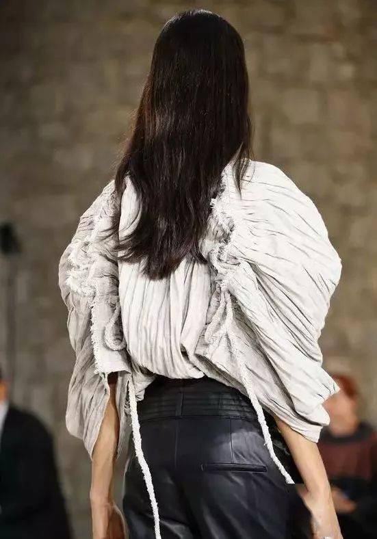 服装|时装秀场上美到窒息的"背影杀杀杀杀手"?神仙设计师俘获芳心的秘诀就是不放过任何一个细节!