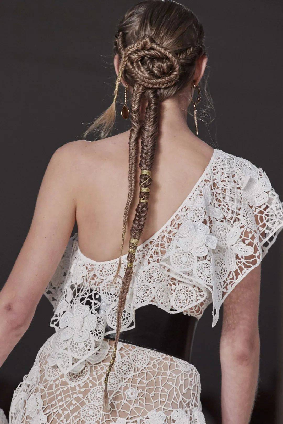 服装|时装秀场上美到窒息的"背影杀杀杀杀手"?神仙设计师俘获芳心的秘诀就是不放过任何一个细节!