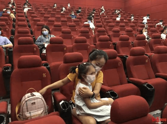 情侣|影院复工情侣也得隔开坐？单身狗：哈哈哈哈哈哈