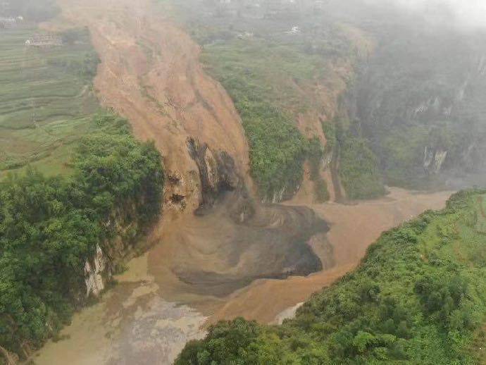 湖北恩施山体滑坡成堰塞湖,当地转移危险区域群众