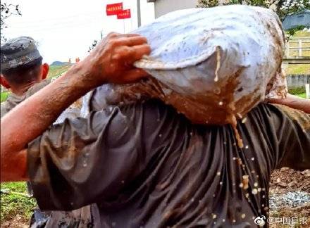 抗洪|泪目！抗洪前线的震撼瞬间