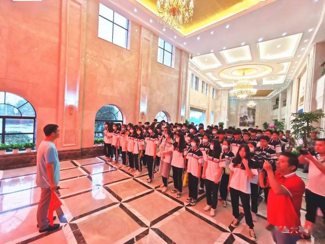 昨天,嘉鱼南嘉中学200名学生做了这件事.
