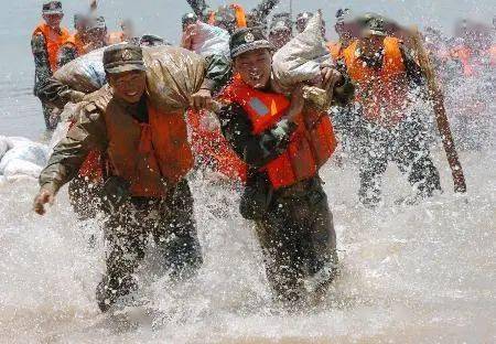 瀑雨倾盆  洪流席卷大地  抗洪严峻  抢险告急  汛情就是命令  救灾