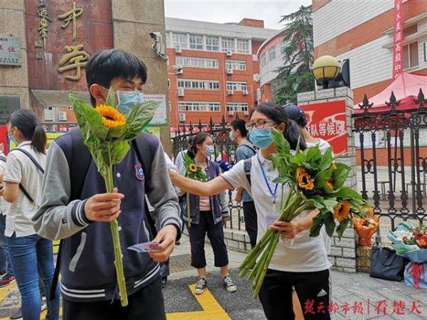 鲜花|初中老师给学生献花，含泪写下送别信