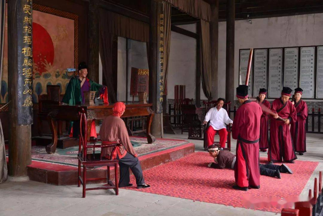 中国古代,有"抛绣球择佳婿"的习俗,看看李员外家的千金,李大小姐抛