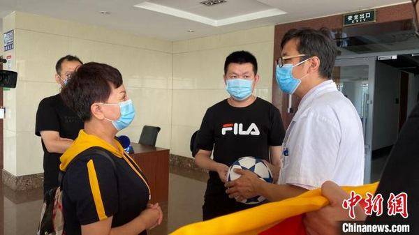 小龙|“口对口”被救哈尔滨小伙康复 当面谢恩送锦旗