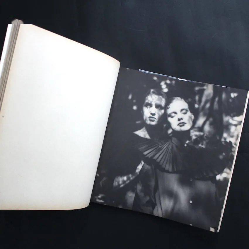 Simons|你愿意花一件单品的钱买一本品牌档案吗？