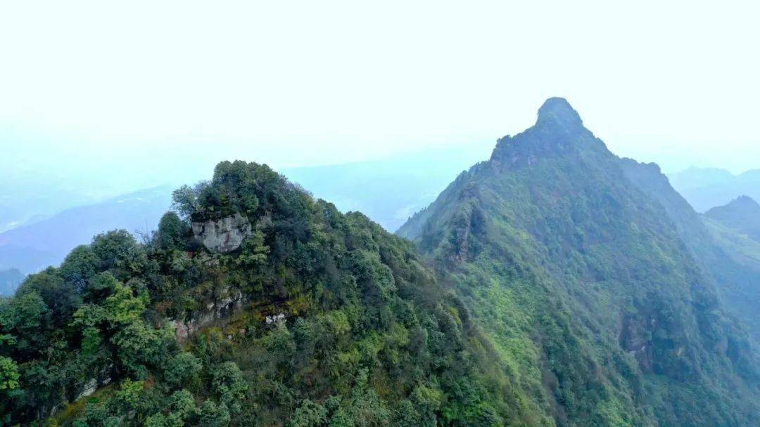 古佛台屹立在兴文县大坝苗族乡的东南部因山顶形似一尊坐佛而得名海拔