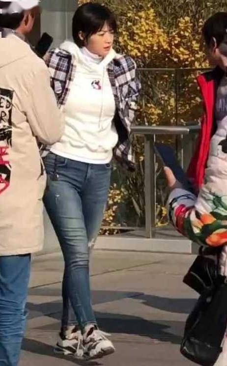 胖子|蒋欣近照,小脸精致似90斤,身材壮实宛如140斤的胖子太扎心