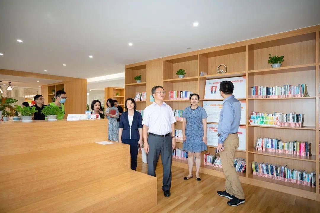 领导调研丨奉贤区区委宣传部部长向义海一行来到金海生活驿站调研