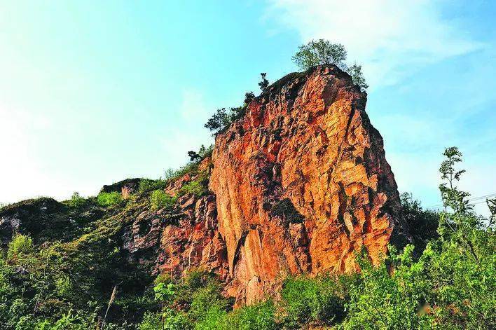 矾山坐落在庐江县城东南25公里处的大矾山,小矾山,天光山之麓,古时称