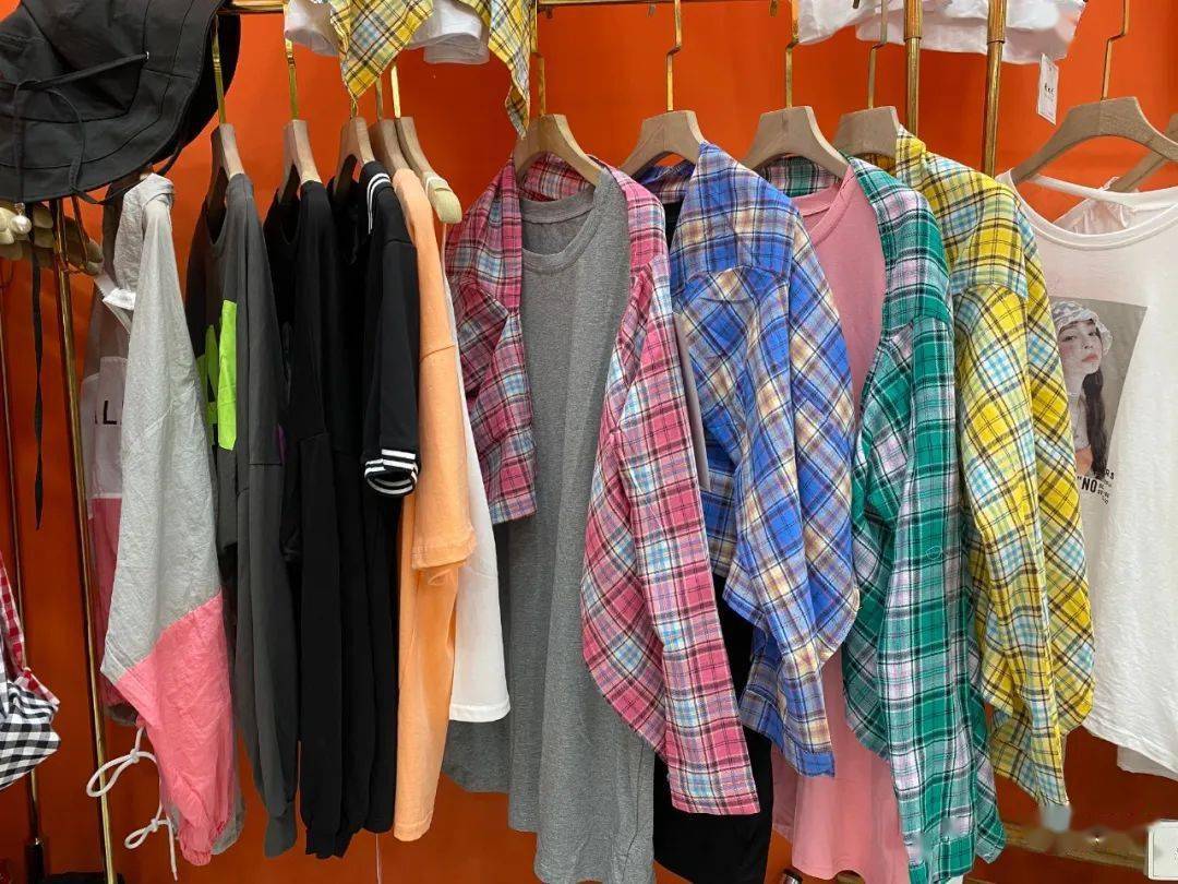 特价|上衣5块、连衣裙10块！杭州这家服饰城单件就能拿特价，就连护栏旁都坐满了人…