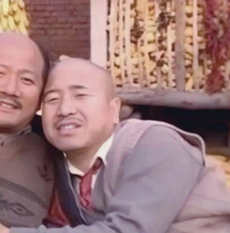 特别污情侣头像摸下面一人一半图片