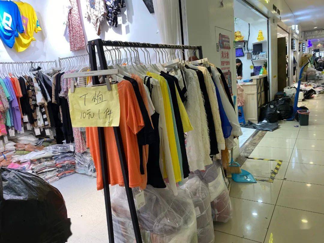 特价|上衣5块、连衣裙10块！杭州这家服饰城单件就能拿特价，就连护栏旁都坐满了人…
