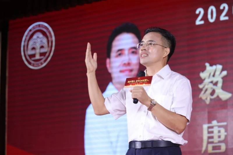 张海东|深圳光明区年度教师出炉，22岁硕士毕业，思政执教十二年