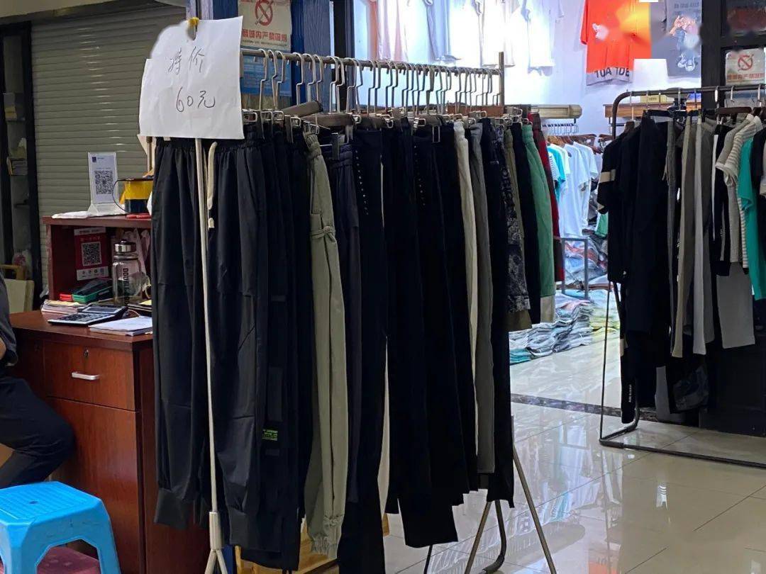 特价|上衣5块、连衣裙10块！杭州这家服饰城单件就能拿特价，就连护栏旁都坐满了人…