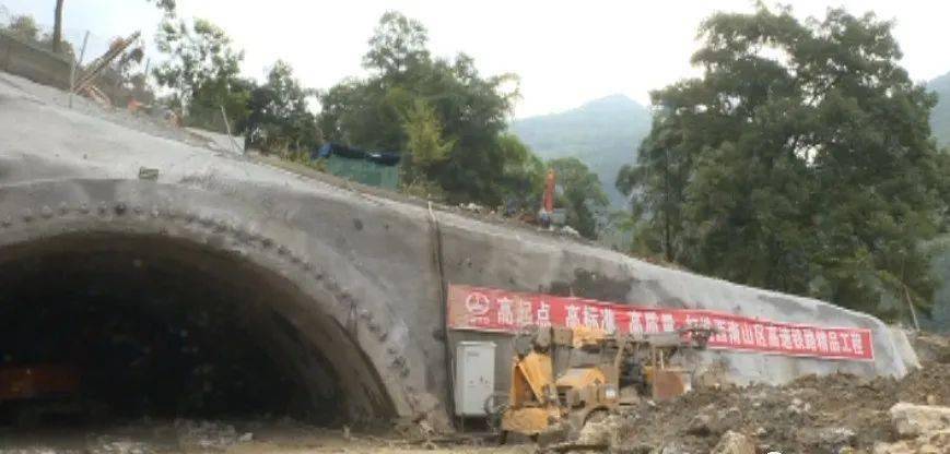 渝黔高铁彭水杨柳村隧道全长1041公里的特长隧道已经掘进20余米