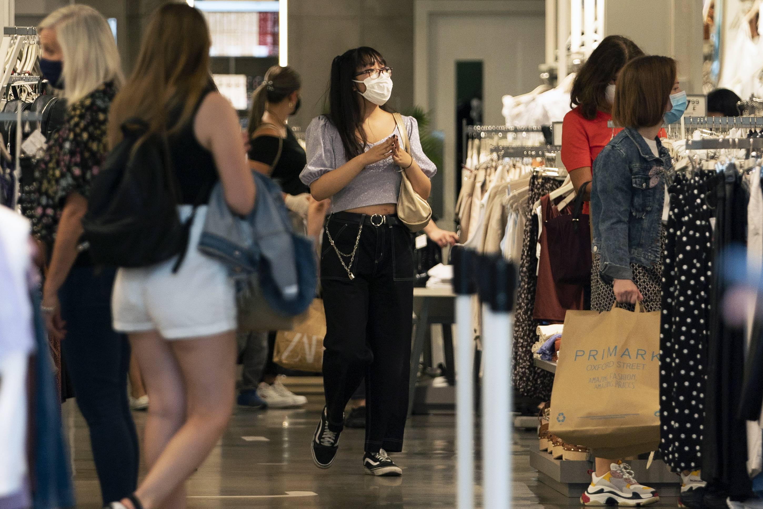 7月24日,人们戴口罩在英国伦敦牛津街店铺内购物.
