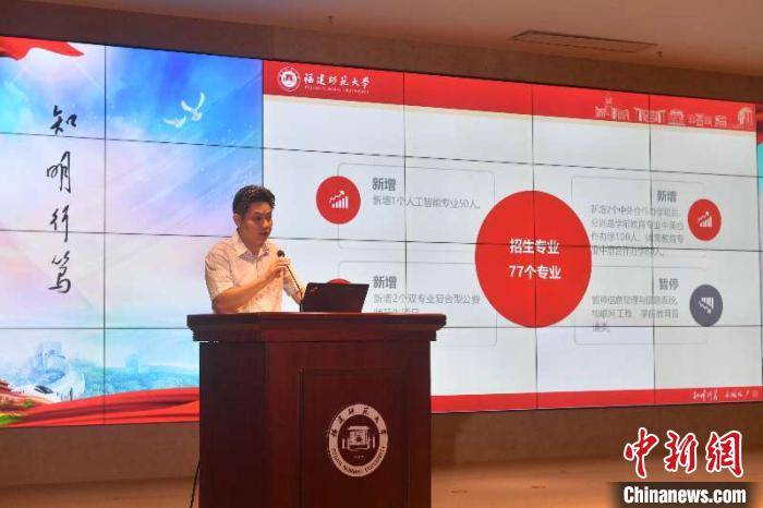陈黎飞介绍,该校人工智能专业开设"数据与算法"智能媒体"智能硬件"