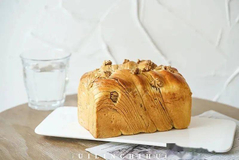 衣服|他把“衣服”卖进可颂面包店，就问香不香？