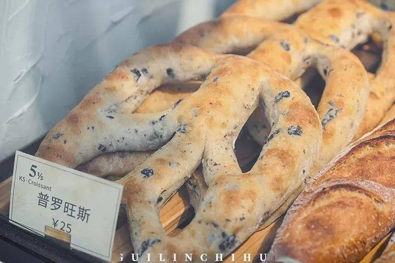 衣服|他把“衣服”卖进可颂面包店，就问香不香？