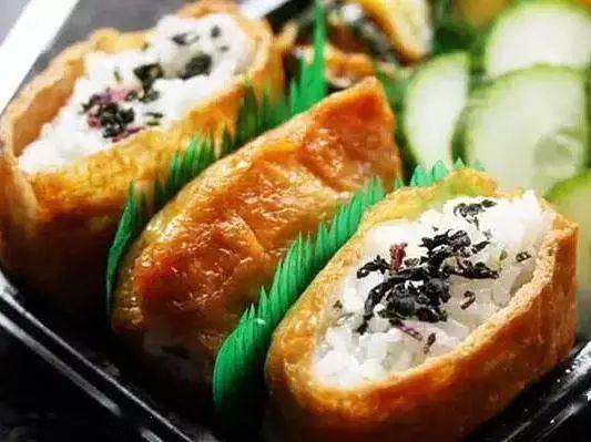 据说 稻荷寿司是日本狐仙(稻荷)很喜欢的一种食物,吃了就会有好运.