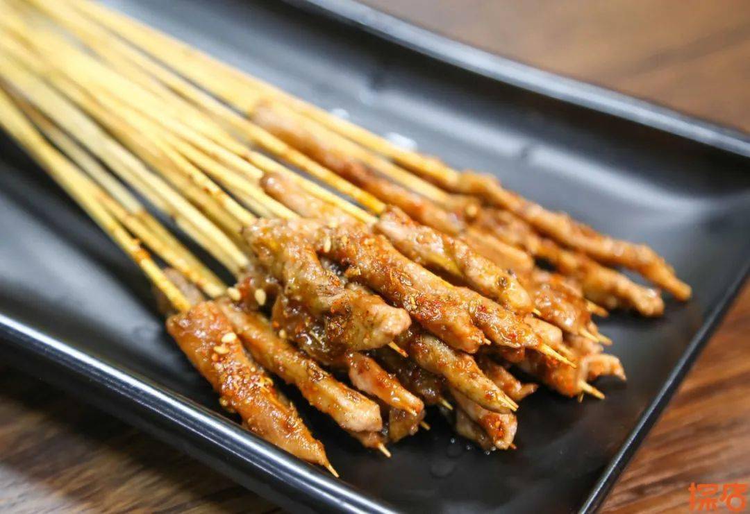 色泽金黄 超高的颜值 鸡排趁热吃 表皮酥酥脆脆 三分熟牛肉小串