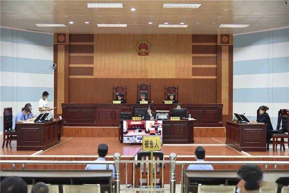 县人民法院第一审判庭依法公开开庭审理被告人谭太见涉嫌抢劫罪一案