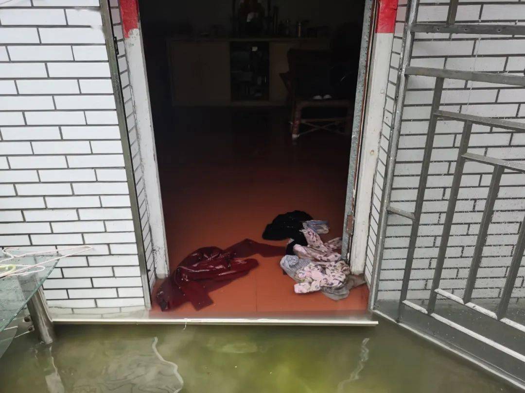 潘奶奶的电话求助称一夜暴雨过后家中积满了水家具和电器都已经泡在水中