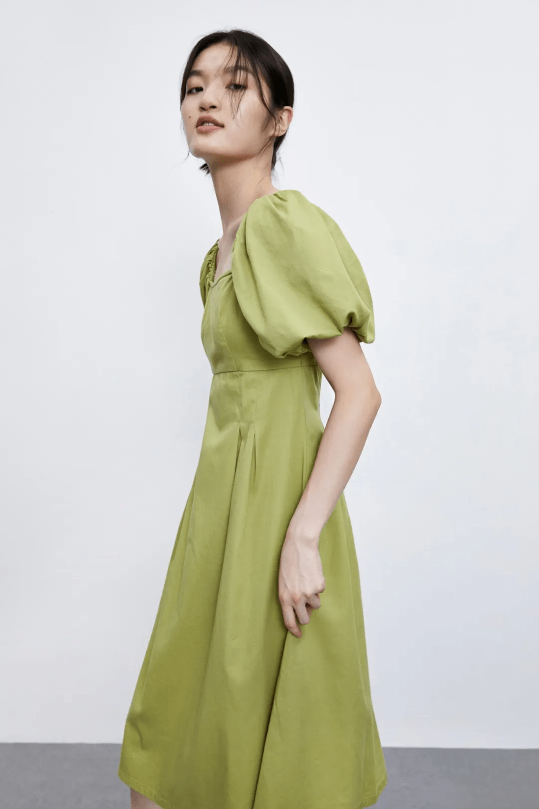 姨太|我在ZARA的打折区，淘到一大波好看的连衣裙！