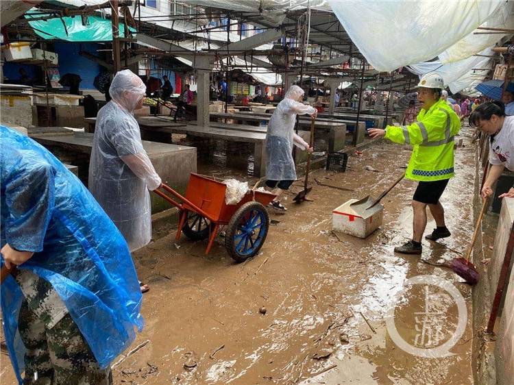 s510省道响水镇至龙沙镇黄家岩段发生道路塌方.工作人员正进行抢修.