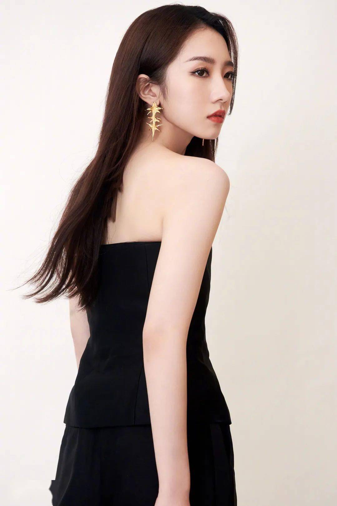 赵丽颖|快讯 | 王俊凯大片、赵丽颖美图、baby活动、孟美岐大片