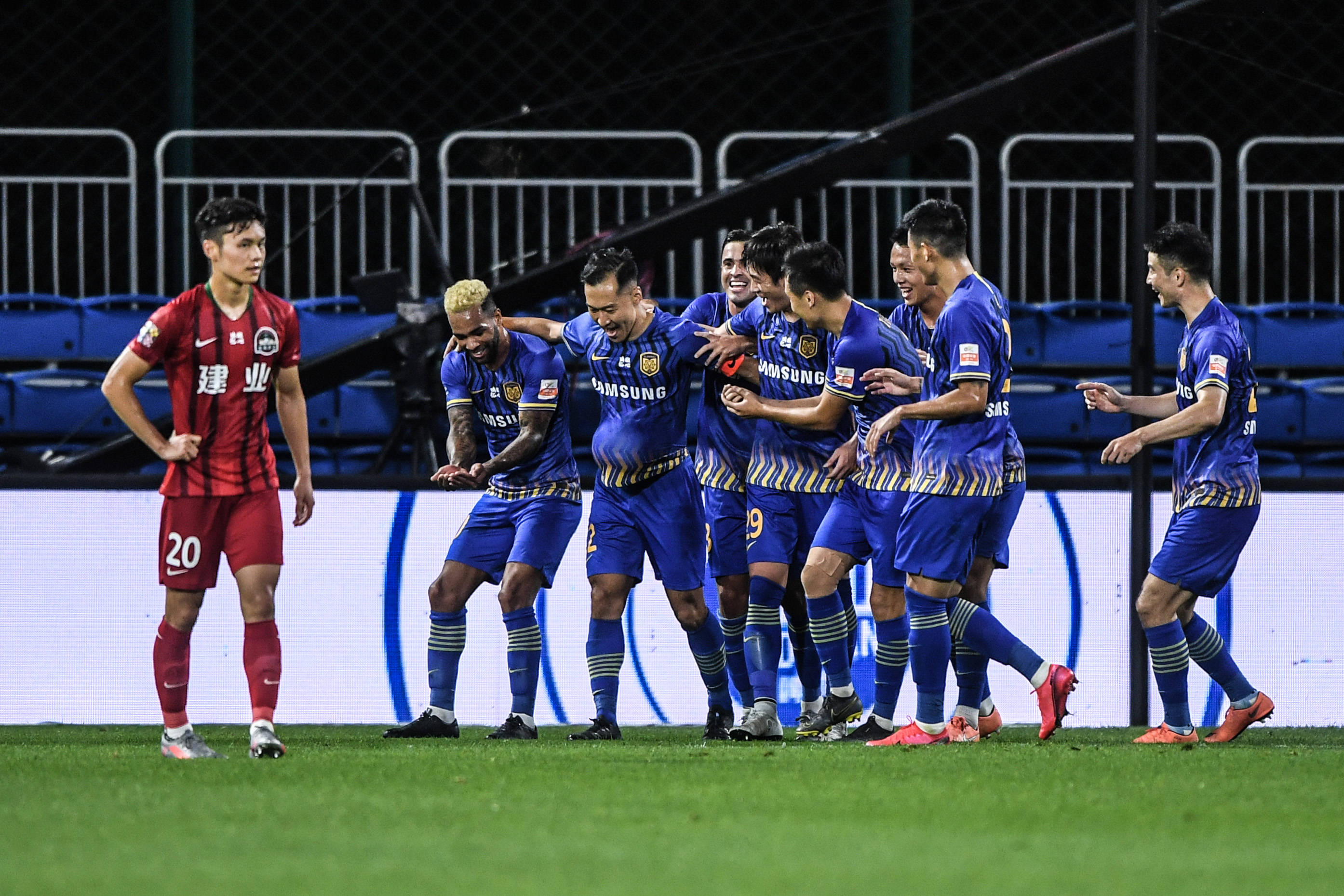 比赛|足球——中超：江苏苏宁易购队胜河南建业队