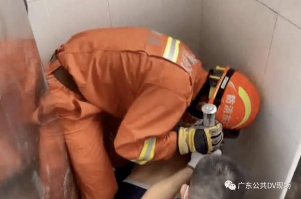 手臂|为了掏“金”，男子左手被卡厕所便池，趴在卫生间动弹不得