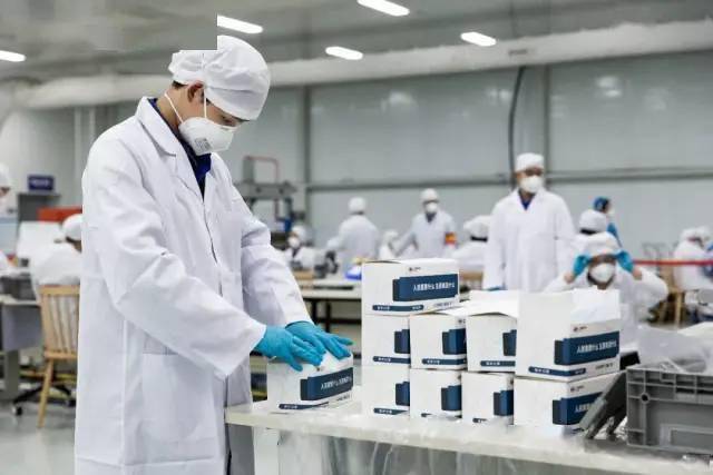 口罩|被嘲“不务正业”，却低调捐出上亿！“骚”到出圈的霸道总裁，凭什么被央视爆赞？