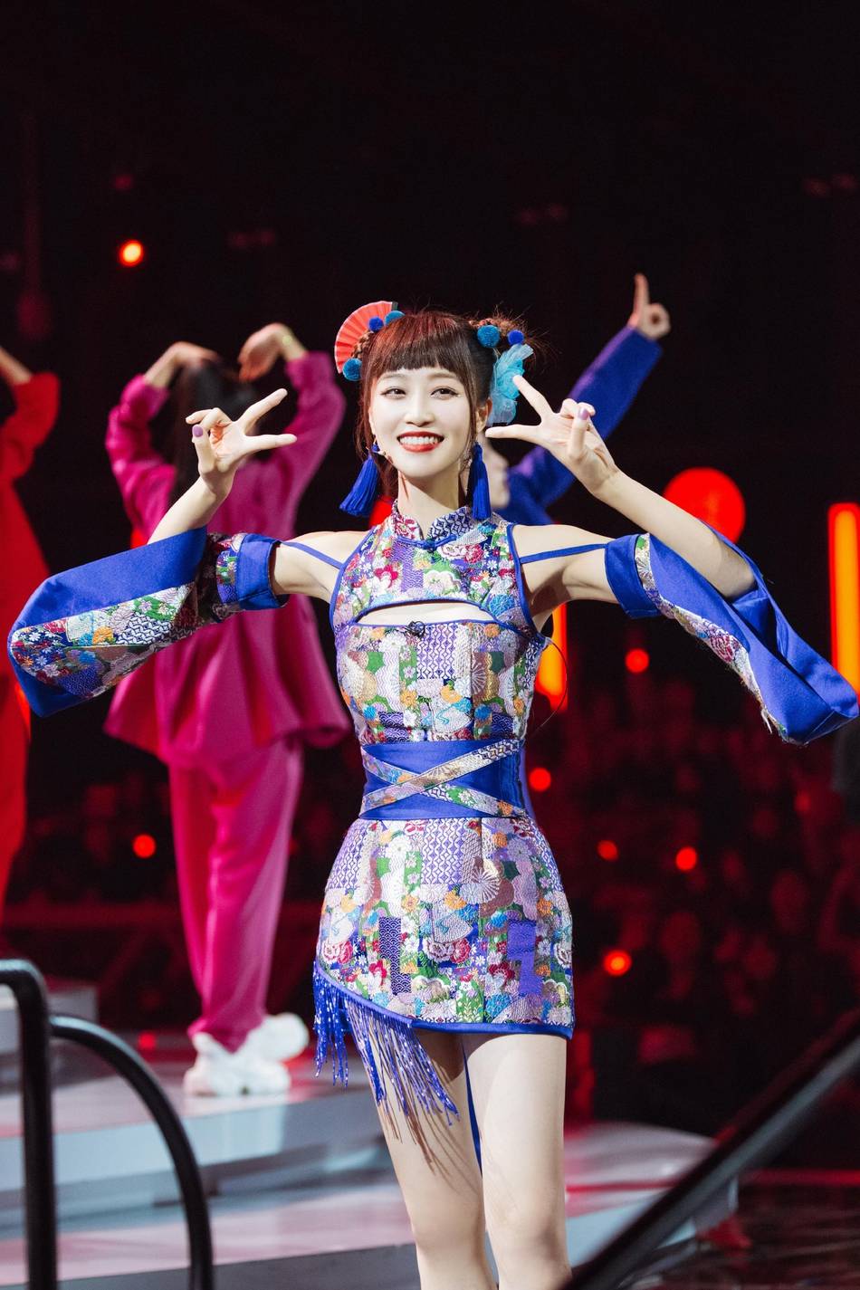 蓝色|蓝盈莹身着蓝色旗袍 哪吒头元气满满