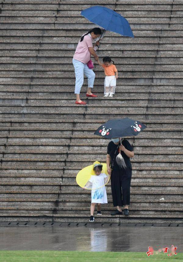 (图为在琴台剧院广场,一个小女孩在喷泉中奔跑.)