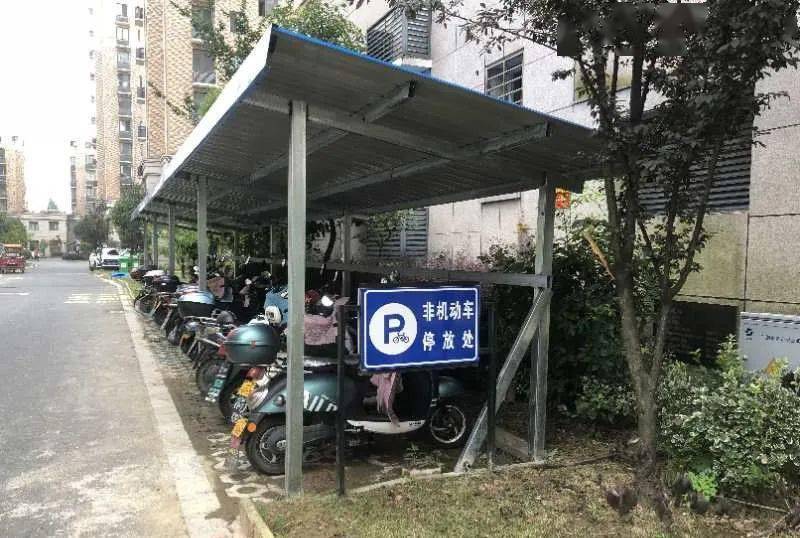 桥东社区:金桥湾小区建设停车棚,安装充电桩.