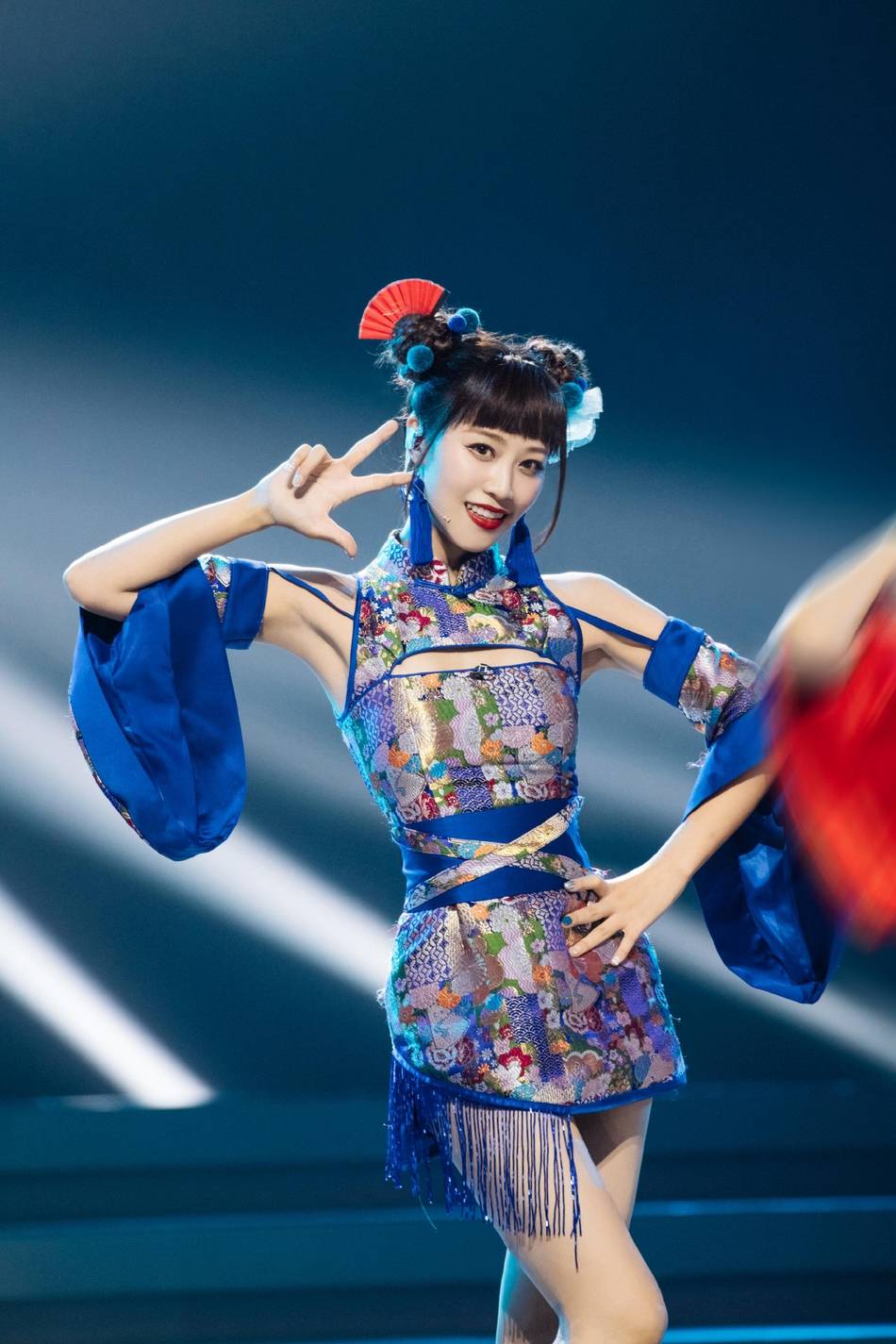 蓝色|蓝盈莹身着蓝色旗袍 哪吒头元气满满