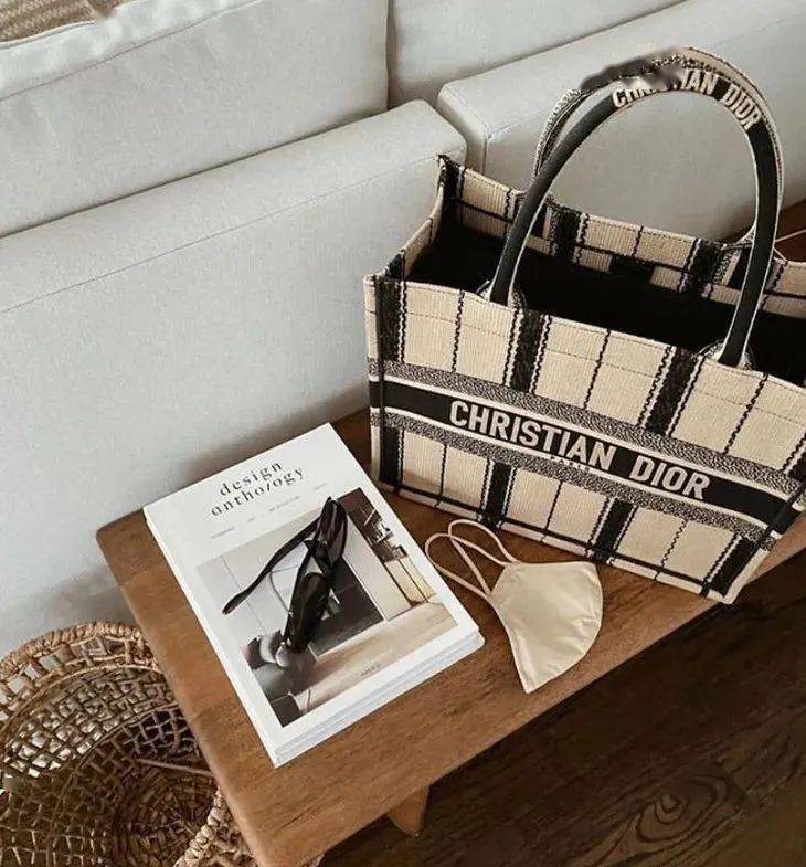 Rootote|王漫妮的通勤包一大摞，这随性帆布袋最靠谱