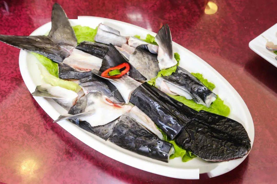 片片的,十分嫩滑完全无腥味,更锁住鲜甜鱼汁原生态养大的鱼果然不一样