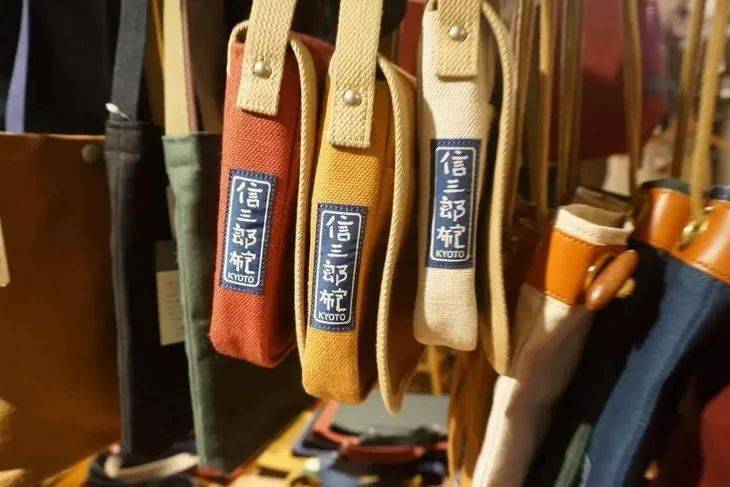 Rootote|王漫妮的通勤包一大摞，这随性帆布袋最靠谱