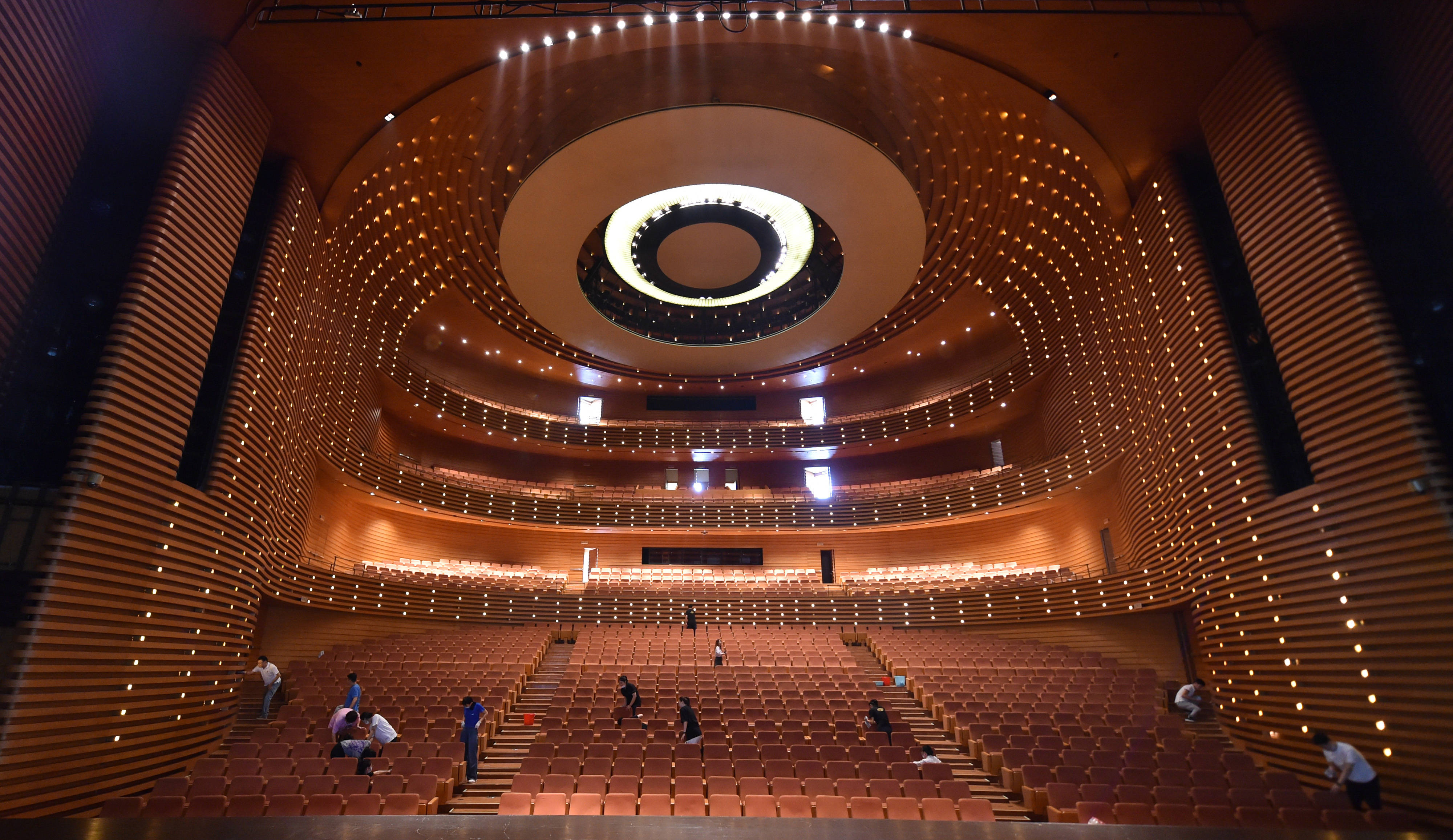 7月28日,工作人员在天津大剧院歌剧厅进行消杀作业.