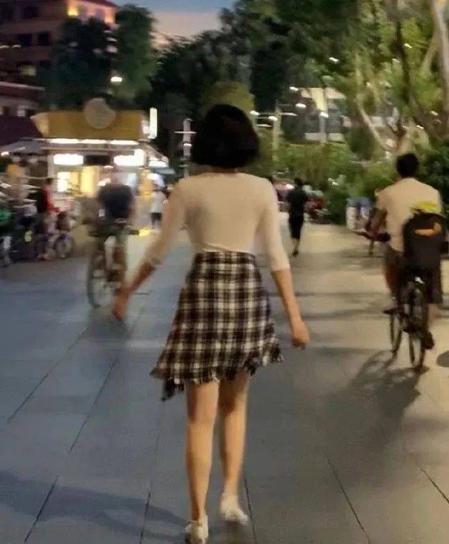 51岁许晴惊艳全场 ba5f35d5b2a74127a57c7b4a3099f58e.jpeg