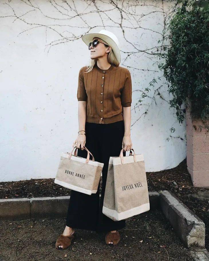 Rootote|王漫妮的通勤包一大摞，这随性帆布袋最靠谱