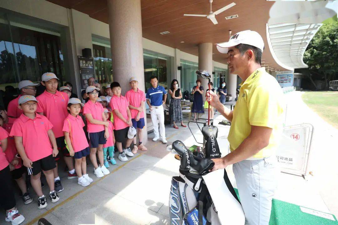 
昨天 中国高尔夫球队队长梁文冲现身泉州……‘OD体育官网入口’(图1)