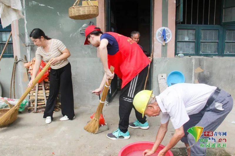 图为志愿者帮助老人打扫卫生.中国青年网通讯员 陈露 摄