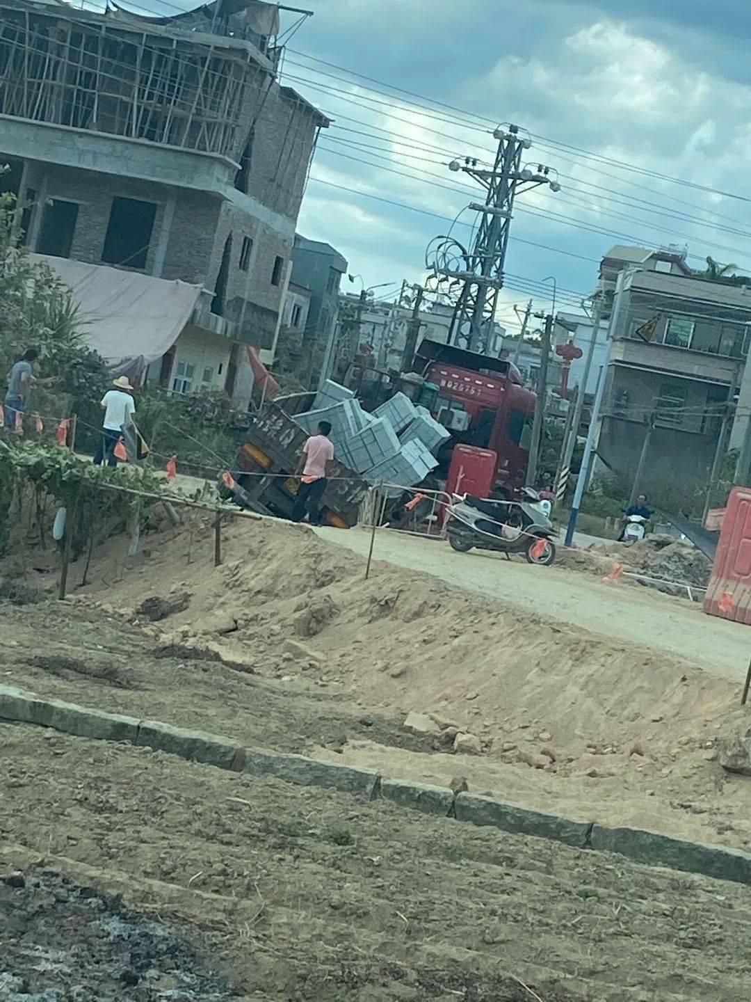 大坪镇埔心村修桥,一大货车深陷泥坑