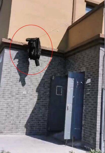 老人带孩子外出玩耍天降棉被砸中3岁女童